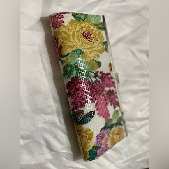 Clutch with sequined floral design - Picture 2 of 4